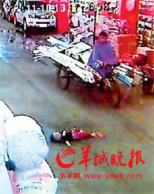 两车先后碾压2岁女童 路人见死不救